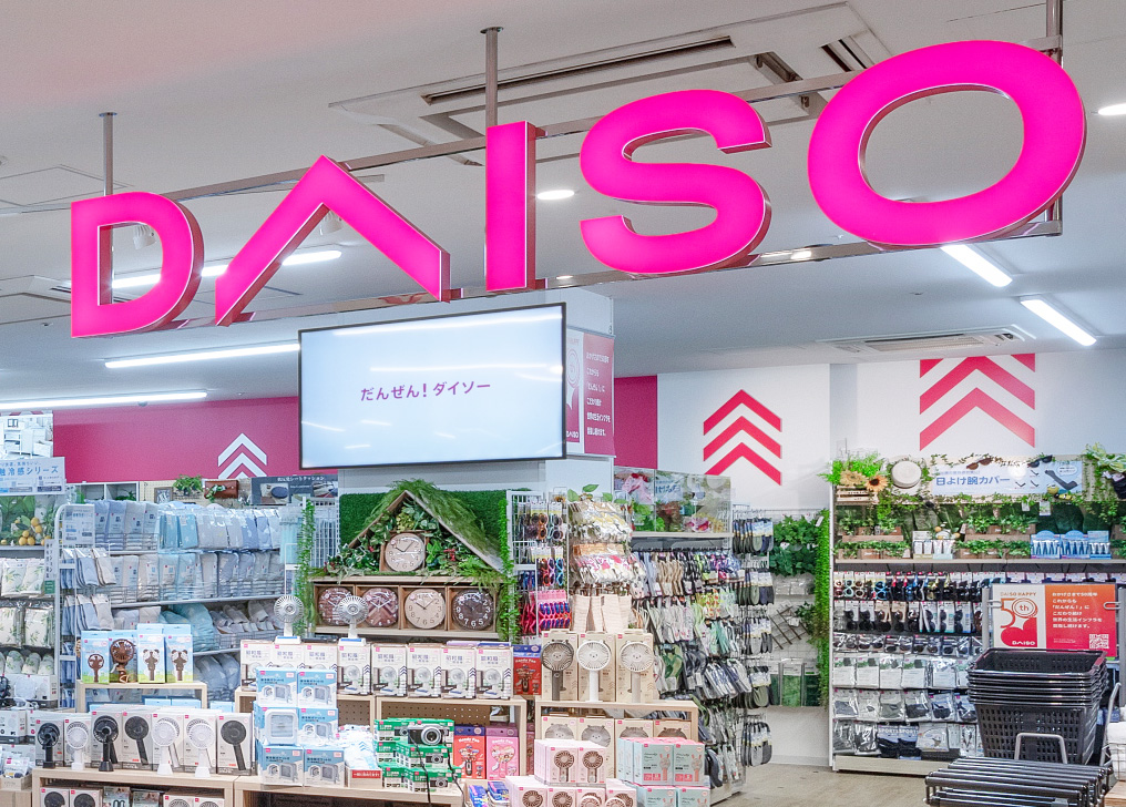 oricon's tweet photo. 「DAISO」ロゴがNBAの舞台に🏀
大創産業×レイカーズ
パートナーシップ締結！
https://t.co/ONyW9g8QgQ

ダイソーのロゴパッチが
レイカーズ公式ダンス＆チアチーム
ユニフォームに採用📣 https://t.co/H24Vazt7MR