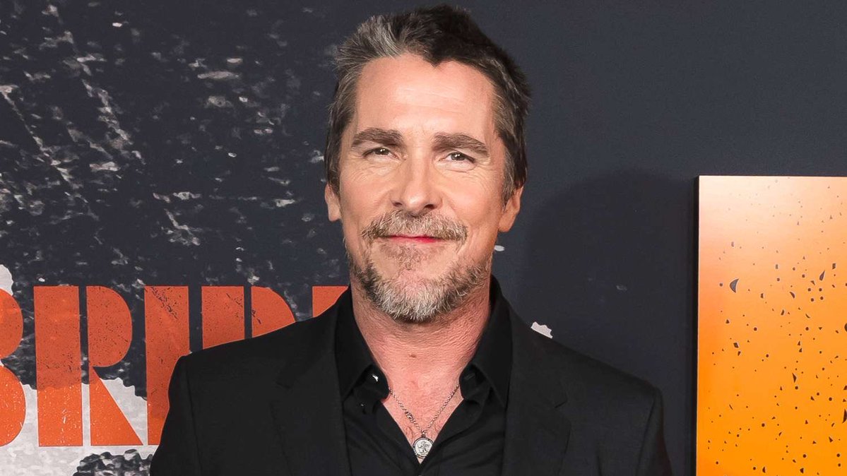 CinemaWireNews's tweet photo. New character details for Michael Mann’s ‘HEAT 2’ have reportedly been revealed:

• Leonardo DiCaprio in talks to play Chris Shiherlis 

• Christian Bale in talks to play Vincent Hanna (role equivalent to Al Pacino)

• Stephen Graham in talks to play Neil McCauley (role equivalent to Robert De Niro)

• Adam Driver interested in playing the main antagonist, Otis Lloyd Wardell

(Source: @DanielRPK)