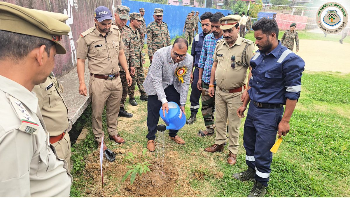 ForestFireUK's tweet photo. विश्व पर्यावरण दिवस के अवसर पर पिथौरागढ़ वन प्रभाग अंतर्गत डॉन बॉस्को स्कूल, पिथौरागढ़ में पर्यावरण जागरूकता एवं वृक्षारोपण कार्यक्रम आयोजित किया गया।

इस अवसर पर प्रभागीय वनाधिकारी श्री आशुतोष सिंह द्वारा पौधरोपण कर पर्यावरण संरक्षण, हरित विकास एवं प्रकृति संवर्धन का संदेश दिया गया। कार्यक्रम में उपस्थित प्रतिभागियों को अधिक से अधिक वृक्ष लगाने एवं उनके संरक्षण हेतु प्रेरित किया गया।
@ukfd_official 
#ForestFireUttarakhand #SaveForest #ForestFireAwareness #uttarakhand #wildlife