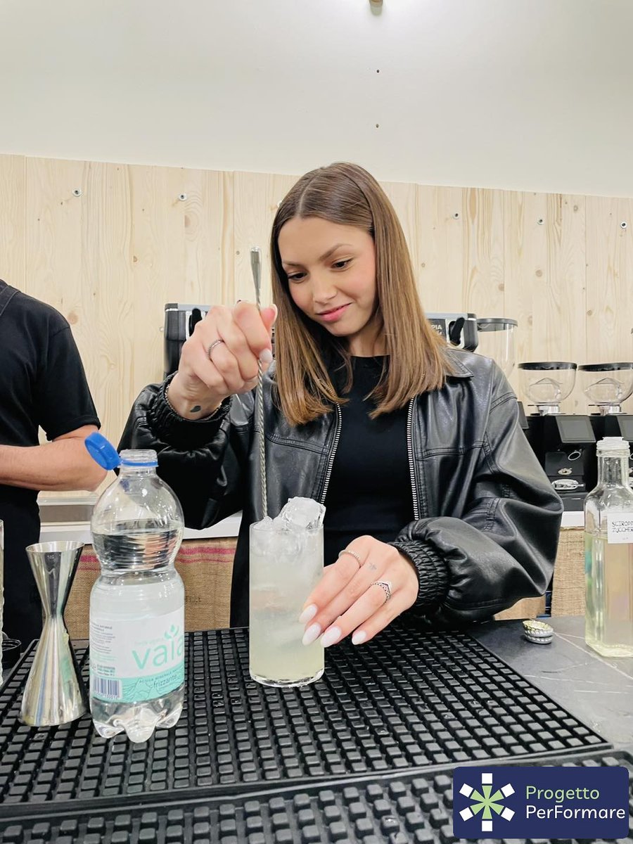 PPerFormare's tweet photo. 🍸 CORSO DI BARMAN AVANZATO – MIRANDOLA (MO)📸In queste foto abbiamo raccolto alcuni momenti delle prime 4 lezioni del Corso di Barman Avanzato: preparazione di diversi cocktail e short drink, approfondimenti teorici, conoscenza di attrezzature e prodotti, oltre a esercitazioni. https://t.co/2BvFnqsUHb