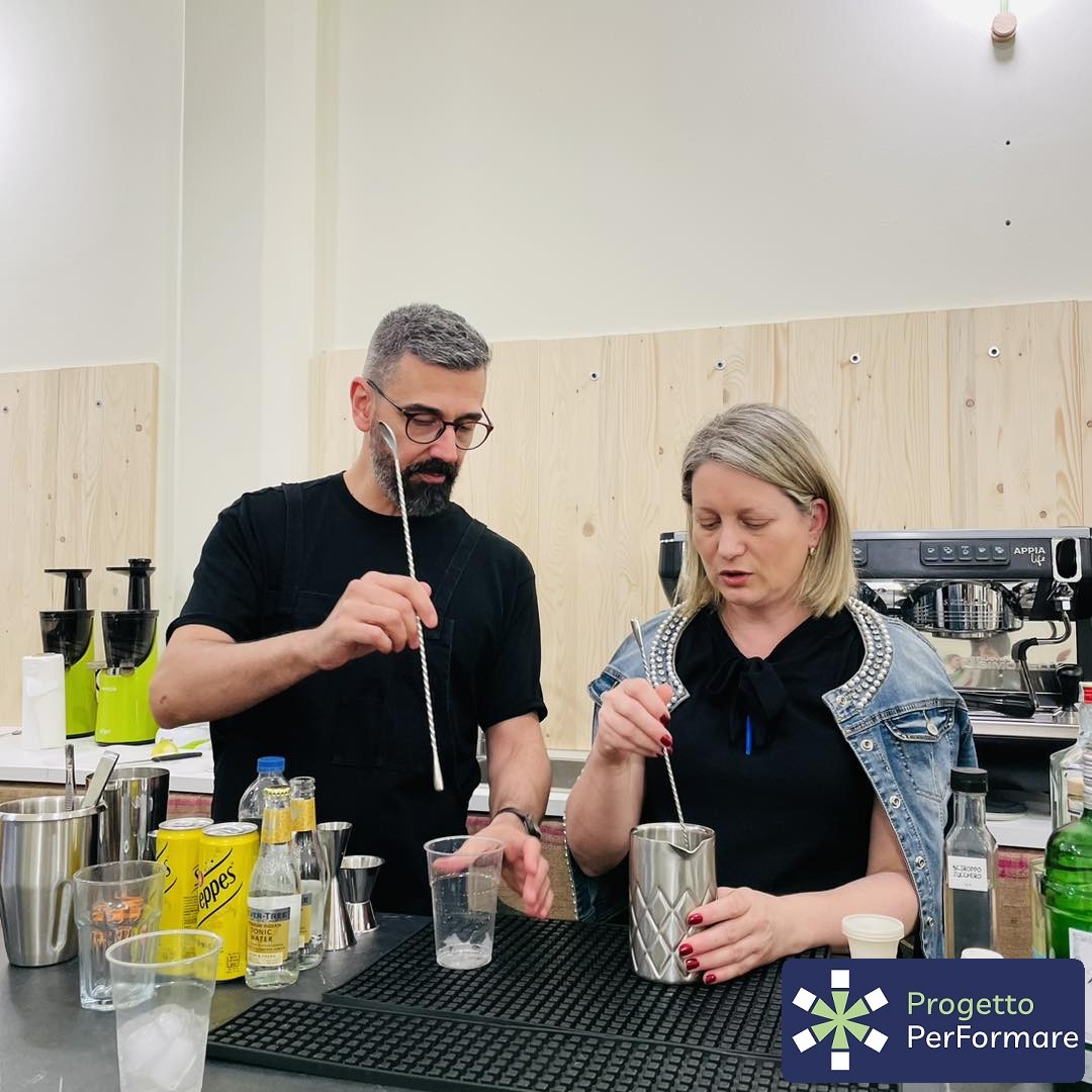 PPerFormare's tweet photo. 🍸 CORSO DI BARMAN AVANZATO – MIRANDOLA (MO)📸In queste foto abbiamo raccolto alcuni momenti delle prime 4 lezioni del Corso di Barman Avanzato: preparazione di diversi cocktail e short drink, approfondimenti teorici, conoscenza di attrezzature e prodotti, oltre a esercitazioni. https://t.co/2BvFnqsUHb