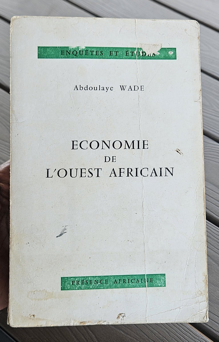 juvenalmunubo's tweet photo. "Un pays qui veut développer son économie doit viser à se passer de l'aide extérieure,ce qui n'exclut nullement la coopération où chacune des parties peut trouver avantage"- extrait de la thèse de Doctorat de Abdoulaye #Wade,soutenue en 1959 à la Faculté de Droit et Sciences économiques de Grenoble, publiée chez Présence africaine en 1964 sous le titre "Économie de l'ouest africain(Zone franc): unité et croissance", cet extrait est tiré de la page 342.
Le Sénégal honore aujourd'hui, de son vivant, cet Avocat et Ancien Président de la République, à l'occasion de son 100 ème anniversaire 🎂 de naissance.