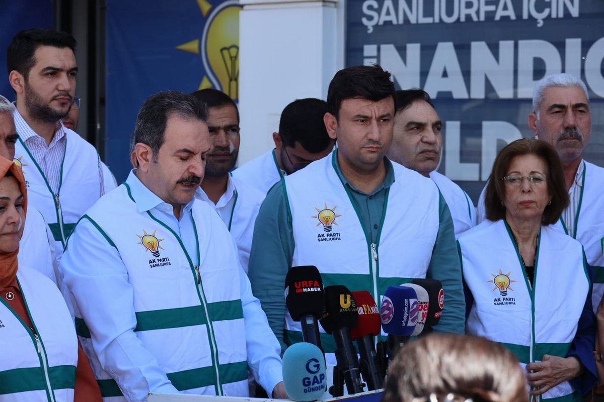 akpartiurfa's tweet photo. Daha yaşanabilir çevre için doğayı koruyalım. 🌳♻️

AK Parti Genel Merkez Çevre ve Şehircilik Politikaları Başkanlığımızın koordinasyonunda 5 Haziran Dünya Çevre Günü dolayısıyla Türkiye genelinde eş zamanlı olarak gerçekleştirilen basın açıklaması programı kapsamında, İl Başkan Yardımcımız ve Çevre ve Şehircilik Politikaları Başkanımız Şeref Mardinli'nin gerçekleştirdiği basın açıklamasına katıldık.

Gelecek nesillere daha yaşanabilir, yeşil ve temiz bir dünya bırakmak için çalışıyoruz. 

5 Haziran #DünyaÇevreGünü kutlu olsun. 🌳♻️💧🍀☀️🍃

#TürkiyeÇevreHaftası
@RTErdogan @Akparti @milhamigunbegi @abuyukgumus @AyanNilhan @acarfaruka @CYAZMAC @Abdulkerim_Gok @MardinliSeref @hakanaksu058 @farukaytek
