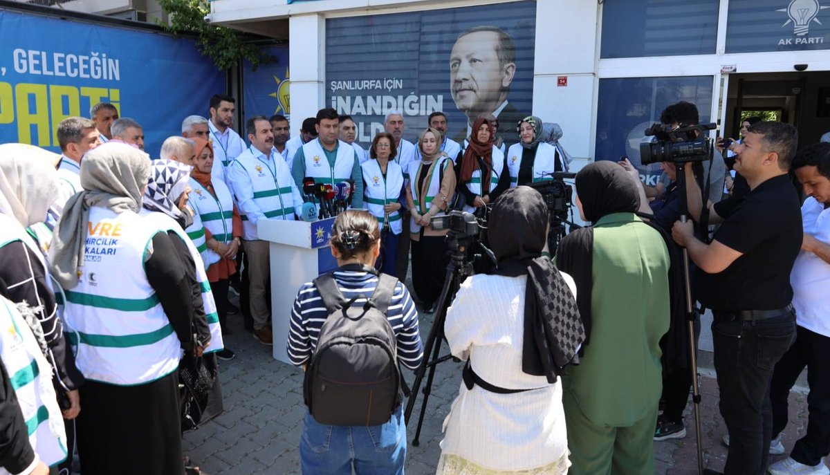 akpartiurfa's tweet photo. Daha yaşanabilir çevre için doğayı koruyalım. 🌳♻️

AK Parti Genel Merkez Çevre ve Şehircilik Politikaları Başkanlığımızın koordinasyonunda 5 Haziran Dünya Çevre Günü dolayısıyla Türkiye genelinde eş zamanlı olarak gerçekleştirilen basın açıklaması programı kapsamında, İl Başkan Yardımcımız ve Çevre ve Şehircilik Politikaları Başkanımız Şeref Mardinli'nin gerçekleştirdiği basın açıklamasına katıldık.

Gelecek nesillere daha yaşanabilir, yeşil ve temiz bir dünya bırakmak için çalışıyoruz. 

5 Haziran #DünyaÇevreGünü kutlu olsun. 🌳♻️💧🍀☀️🍃

#TürkiyeÇevreHaftası
@RTErdogan @Akparti @milhamigunbegi @abuyukgumus @AyanNilhan @acarfaruka @CYAZMAC @Abdulkerim_Gok @MardinliSeref @hakanaksu058 @farukaytek