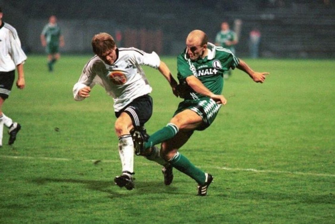 F_Zdankiewicz's tweet photo. 5️⃣9️⃣ lat kończy dziś też Jacek Bednarz, w Legii w latach 1994-2000. W tym okresie „Mecenas” wystąpił w 212 meczach i strzelił 14 goli. Z klubem z Ł3 zdobył MP, 2 x PP, SP oraz dotarł do 1/4 LM. 💯 https://t.co/SyelxrX8bQ