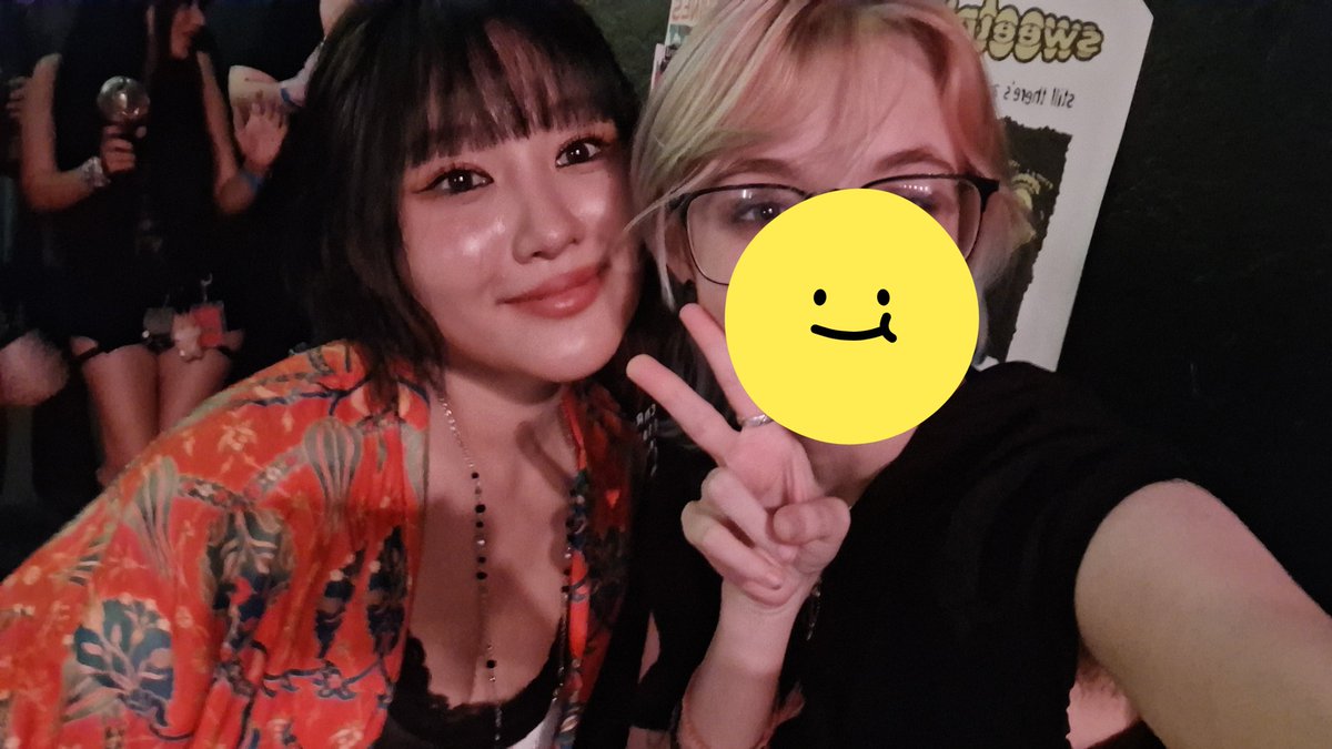 dogboyBL's tweet photo. when we took this pic during sendoff siyeon had to crouch down so i said "sorry for being short" to which she responded "its okay i love short people :)" https://t.co/esmnk5kR5Z