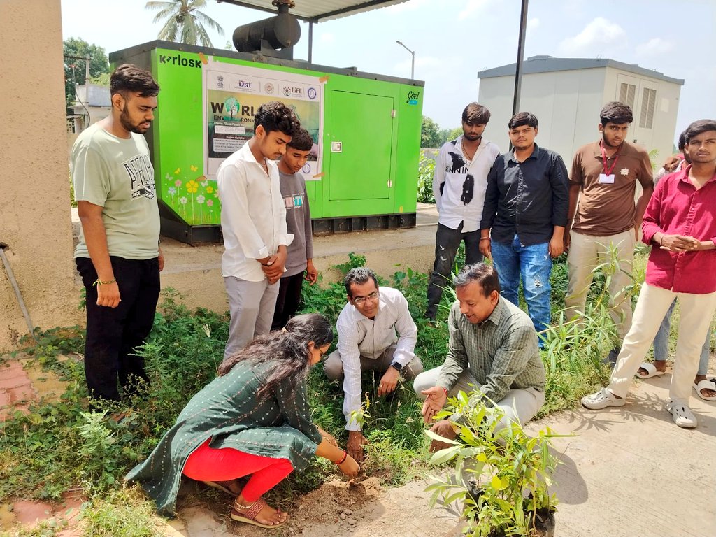 drkalamcsckheda's tweet photo. 🌲Nurturing nature for a sustainable tomorrow! Today, on #WorldEnvironmentDay, we celebrated by organizing a Tree Plantation drive at ITI Palana.Every sapling planted today is a step toward a greener,healthier future. Let’s protect our planet together!🌍 #GenerationRestoration https://t.co/04BX6zyg8k
