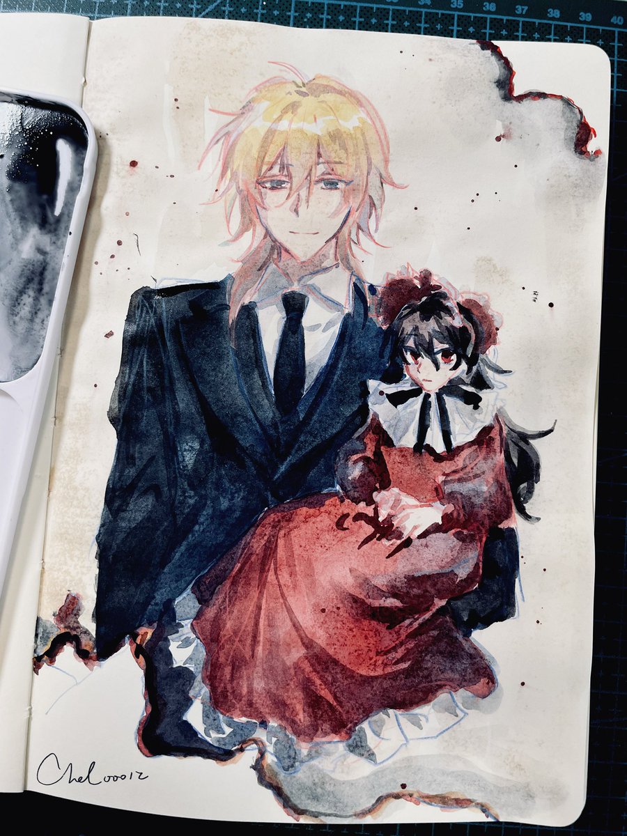 Chel00012's tweet photo. 🩸

ローゼンメイデンのパロディ

一张烧坏的老照片，40年前一位蔷薇少女和她的主人的合影。奔波中照片的两角被烧毁，原本那里写着主人和人偶的名字。

#薫零 #kaorei https://t.co/TyrfAoHOcq