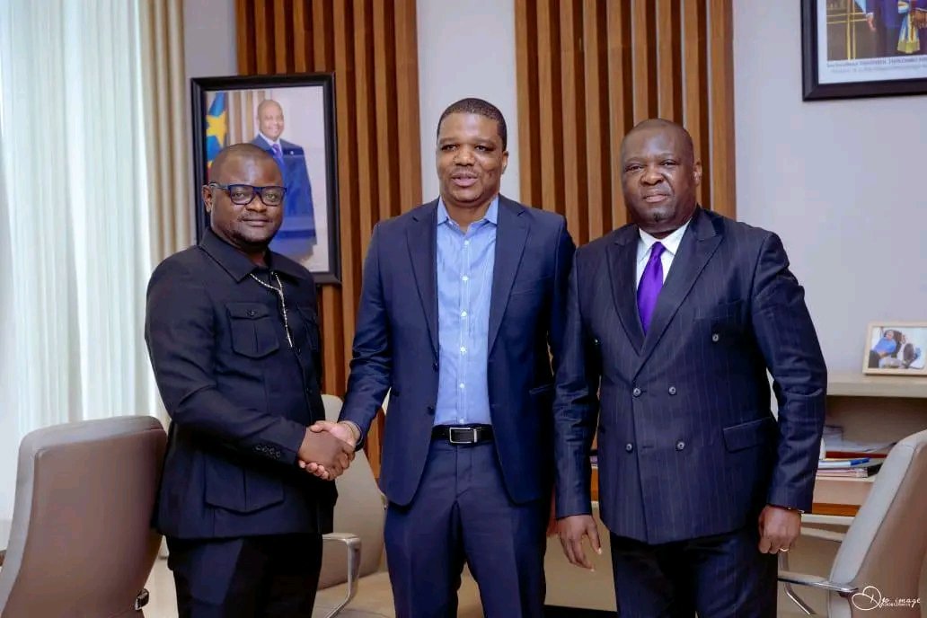 Timotheebab's tweet photo. Ici le grand stratège et visionnaire TKM entrain de prodiguer des conseils aux nouveaux DG de l’OCC Pierre LOHOHOLA et celui de ARSP Juan Ted Beleshayi en leurs disant que le chef de l’Etat Fatshi volcan compte beaucoup sur eux donc ils doivent bien bosser.C’est l’UDPS. https://t.co/Qal0t2gaxZ