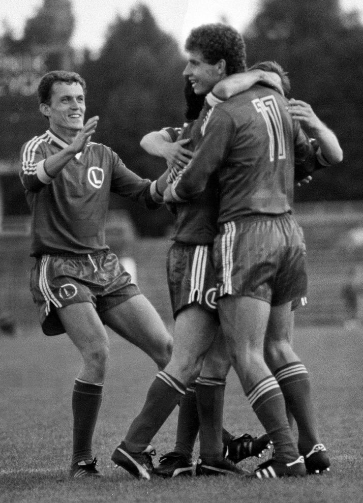 F_Zdankiewicz's tweet photo. 6️⃣4️⃣ lata temu urodził się Ryszard Robakiewicz, napastnik, brat bardziej znanego kibicom Legii Zbigniewa. Na Ł3 przyszedł latem 1988 roku z ŁKS i w trakcie jednego sezonu rozegrał w barwach „wojskowych” 28 spotkań i strzelił 9 goli. Jest zdobywcą Pucharu Polski ’89. 💯 https://t.co/zfkZTfwkwg