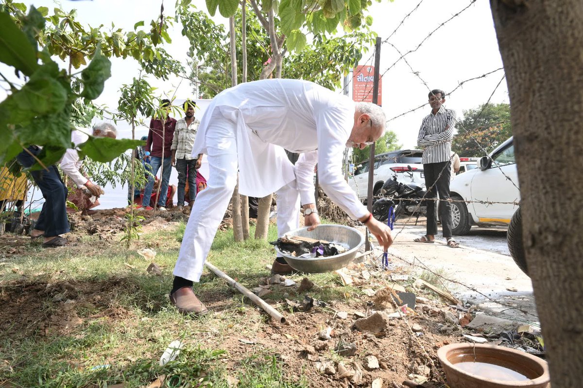 iJagdishBJP's tweet photo. આજે 'વિશ્વ પર્યાવરણ દિવસ' નિમિત્તે નિકોલ વિધાનસભાના વિરાટનગર ખાતે આયોજિત સ્વચ્છતા અભિયાનમાં સહભાગી થઈ શ્રમદાન કર્યું. 

આવો, આપણે સૌ સાથે મળીને આપણી આસપાસના પરિસરને સ્વચ્છ અને હરિયાળું રાખવાનો સંકલ્પ લઈએ https://t.co/aHzq23Z5of