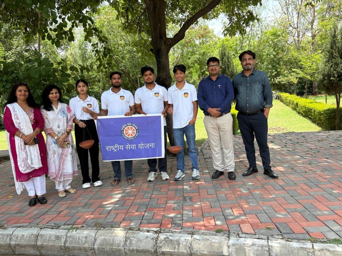 AmityNss's tweet photo. 🌿💧 World Environment Day Celebration 💧🌿

The NSS Cell, Amity University Rajasthan, celebrated World Environment Day with a meaningful initiative by tying Parindas (water pots) on trees to provide water for birds during the scorching summer months. https://t.co/CHWuAVb2DO