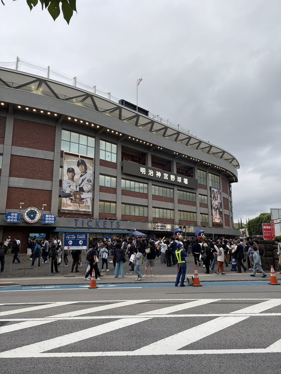 Toshimax3's tweet photo. 交流戦観に神宮きたよ〜
絶対勝つぞファイターズ！！ https://t.co/jbyzFf6RAx