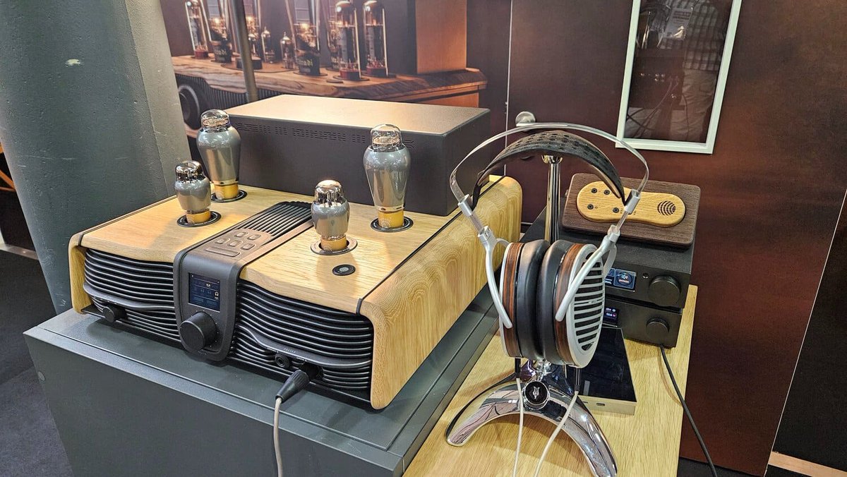 Solvalou7th's tweet photo. Feliks Audio Eos、やはり新しいフラッグシップアンプになるそうです。
価格やスペック等の詳細情報は現時点で不明。
隣のFerrumと比較するといかに巨大なアンプか分かりますが、同社のBliss（19999ユーロ）と同等の価格くらいまで行きそうな豪華な外観ですね。 https://t.co/41Yr7DDYCp