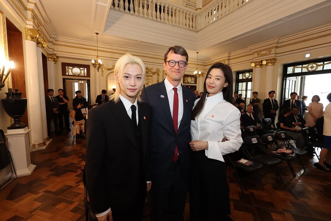 FLXCentral's tweet photo. #FELIX at the 140th Anniversary of Korea-France Diplomatic Relations held at Seokjojeon Hall of Deoksugung Palace

‘140 years later, to the day, the Ambassador of 🇫🇷 to 🇰🇷 inaugurated the official commemorative ceremony held at Seokjojeon Hall, within the grounds of the prestigious Deoksugung Palace in Seoul, followed by a reception organized in the Dondeokjeon Hall.

Marked by the exceptional presence of the First Lady, Madame Kim Hye-kyung, the Minister of Culture, Sports and Tourism, Mr. Chae Hwi-young, honorary ambassadors Felix from the group Stray Kids and Jun Ji-hyun, as well as representatives of the diplomatic corps and the business community, this ceremony was placed under the banner of the arts’

FELIX AT DEOKSU PALACE 
#FelixFranceCoréeAmbHonorifique
#한불140주년_felix와함께