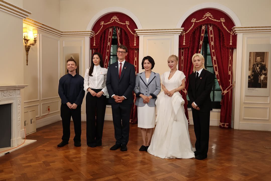 FLXCentral's tweet photo. #FELIX at the 140th Anniversary of Korea-France Diplomatic Relations held at Seokjojeon Hall of Deoksugung Palace

‘140 years later, to the day, the Ambassador of 🇫🇷 to 🇰🇷 inaugurated the official commemorative ceremony held at Seokjojeon Hall, within the grounds of the prestigious Deoksugung Palace in Seoul, followed by a reception organized in the Dondeokjeon Hall.

Marked by the exceptional presence of the First Lady, Madame Kim Hye-kyung, the Minister of Culture, Sports and Tourism, Mr. Chae Hwi-young, honorary ambassadors Felix from the group Stray Kids and Jun Ji-hyun, as well as representatives of the diplomatic corps and the business community, this ceremony was placed under the banner of the arts’

FELIX AT DEOKSU PALACE 
#FelixFranceCoréeAmbHonorifique
#한불140주년_felix와함께