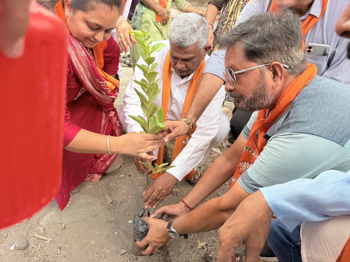 DevabhaiMalam's tweet photo. આજરોજ વિશ્વ પર્યાવરણ દિવસ નિમિત્તે માનનીય યશસ્વી વડાપ્રધાન શ્રી નરેન્દ્રભાઈ મોદી સાહેબ દ્વારા શરુ કરવામાં આવેલ “એક પેડ માઁ કે નામ”  અભિયાન અંતર્ગત કેશોદ શહેર ખાતે વૃક્ષારોપણ કર્યું. 

#EkPedMaaKeNam 
#WorldEnvironmentDay2026 https://t.co/dB8KPXEaCs