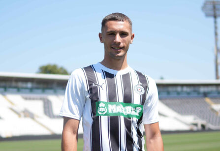 fplruskey's tweet photo. Za to što je Veljko Paunović u reprezentaciju pozvao Vukašina Đurđevića iz Partizana i Vladimira Lučića iz Crvene zvezde, pa ih nabio u startnih 11, trebalo bi hitno da reaguje Javno tužilaštvo za organizovani kriminal

Kakve menadžerske šeme od 2 dinara su ovde u pitanju da bi se nešto napravilo od ova dva momka, a onda dođe Meksiko sa domaćim igračima + Raulom Himenezom i natrpa ti 5 komada i pošalje te kući

Da ne govorimo o tome da je pozvan i Lazar Ranđelović u cvetu mladosti (28 godina) i natrpan u startnih 11, ali i neku drugi momci koji ne bi smeli da budu ni u priči.