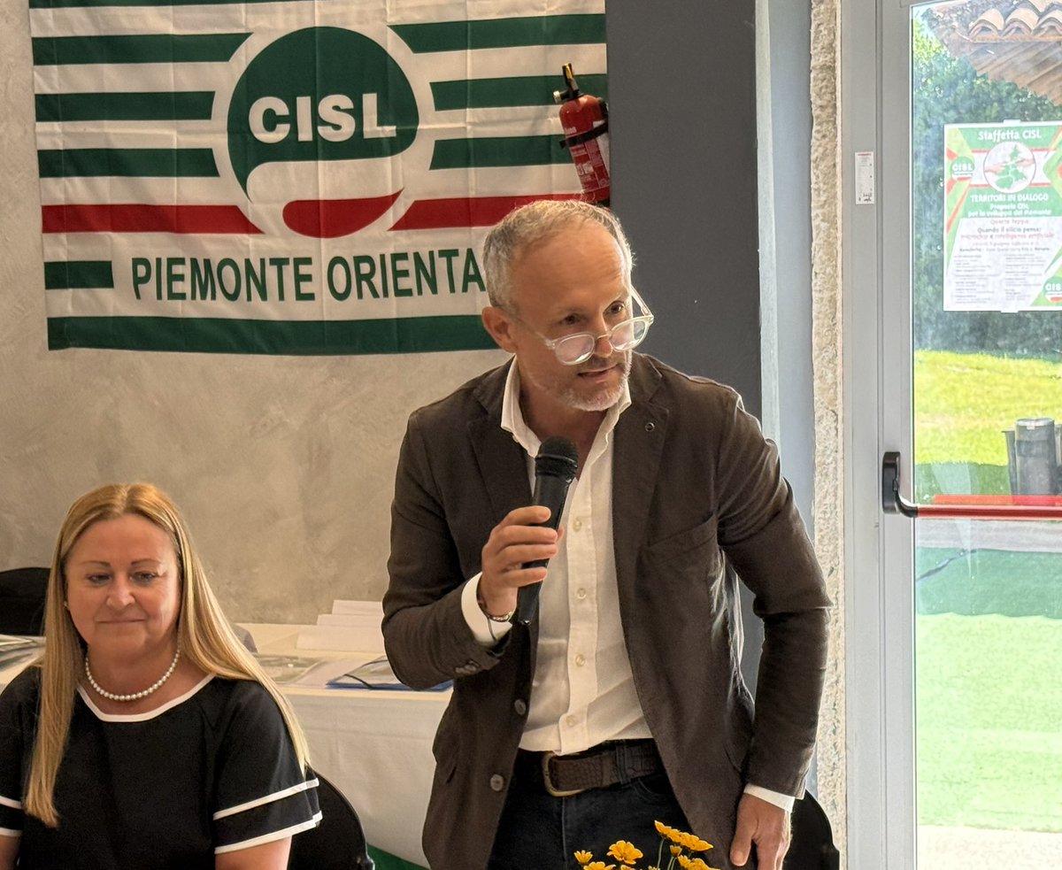 CislPiemonte's tweet photo. OGGI A NOVARA L’ULTIMA TAPPA DELLA STAFFETTA CISL

Si è aperta al Kavallotta di Santa Rita, a Novara, la quarta e conclusiva tappa di “Territori in Dialogo – Proposte CISL per lo sviluppo del Piemonte”. Il tema dell’incontro novarese è “microchip e intelligenza artificiale”.
Ad aprire la giornata, dopo il saluto di benvenuto della Segretaria organizzativa Cisl P.O. Romina Baccaglio, sono stati il Segretario generale Cisl Piemonte, Luca Caretti e l’economista Mauro Zangola, con un’analisi approfondita del Quadrante Biella-Novara-Verbania-Vercelli). Ha invece introdotto il dialogo con le istituzioni e le parti sociali ed economiche del territorio Cristina Maccari, Segretaria regionale Cisl. 
Attorno al primo tavolo istituzionale si sono confrontati Daniela Cameroni, Assessore della Regione Piemonte, Roberto Moriondo, Direttore Generale del Comune di Novara, e Giacomo Balduzzi, ricercatore in Sociologia generale all’Università del Piemonte Orientale.
“Microchip e intelligenza artificiale non sono temi per specialisti, ma realtà già presenti nelle fabbriche, nei servizi e nelle professioni. Il Piemonte ha le competenze per giocare un ruolo da protagonista: ha detto Luca Caretti, nella sua introduzione.