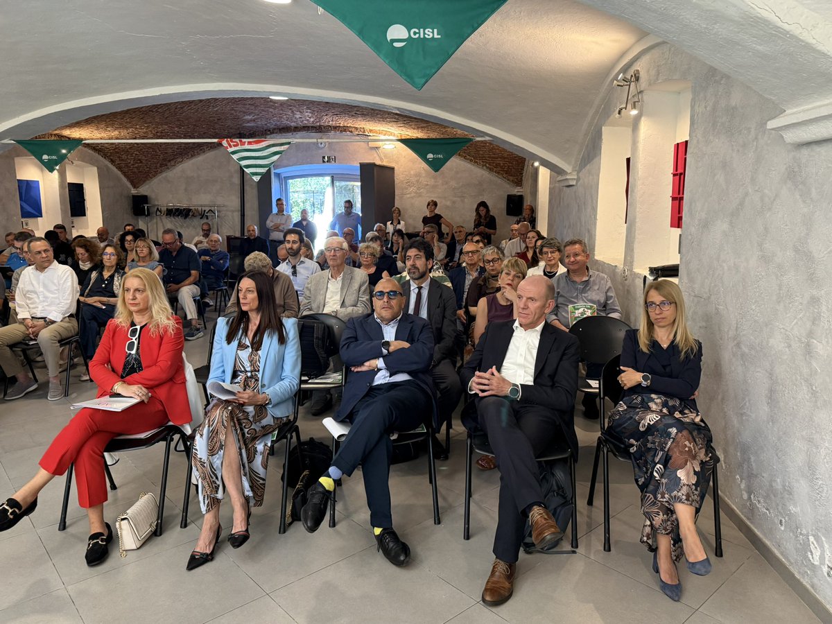CislPiemonte's tweet photo. OGGI A NOVARA L’ULTIMA TAPPA DELLA STAFFETTA CISL

Si è aperta al Kavallotta di Santa Rita, a Novara, la quarta e conclusiva tappa di “Territori in Dialogo – Proposte CISL per lo sviluppo del Piemonte”. Il tema dell’incontro novarese è “microchip e intelligenza artificiale”.
Ad aprire la giornata, dopo il saluto di benvenuto della Segretaria organizzativa Cisl P.O. Romina Baccaglio, sono stati il Segretario generale Cisl Piemonte, Luca Caretti e l’economista Mauro Zangola, con un’analisi approfondita del Quadrante Biella-Novara-Verbania-Vercelli). Ha invece introdotto il dialogo con le istituzioni e le parti sociali ed economiche del territorio Cristina Maccari, Segretaria regionale Cisl. 
Attorno al primo tavolo istituzionale si sono confrontati Daniela Cameroni, Assessore della Regione Piemonte, Roberto Moriondo, Direttore Generale del Comune di Novara, e Giacomo Balduzzi, ricercatore in Sociologia generale all’Università del Piemonte Orientale.
“Microchip e intelligenza artificiale non sono temi per specialisti, ma realtà già presenti nelle fabbriche, nei servizi e nelle professioni. Il Piemonte ha le competenze per giocare un ruolo da protagonista: ha detto Luca Caretti, nella sua introduzione.