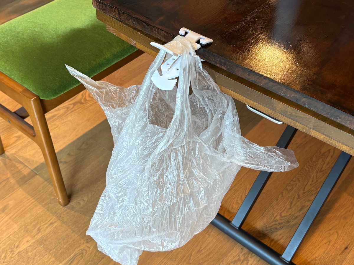 grape_lifehack's tweet photo. キッチンのデッドスペースを解消できる！　
100均で手に入れた『ポールフッククリップ』とは？🖇

リビングに玄関、キッチンまで…　収納を増やせる万能アイテム『ポールフッククリップ』を紹介【100均】 https://t.co/0Szkr5l75p @grapeejpより https://t.co/mlHiPQTfQK