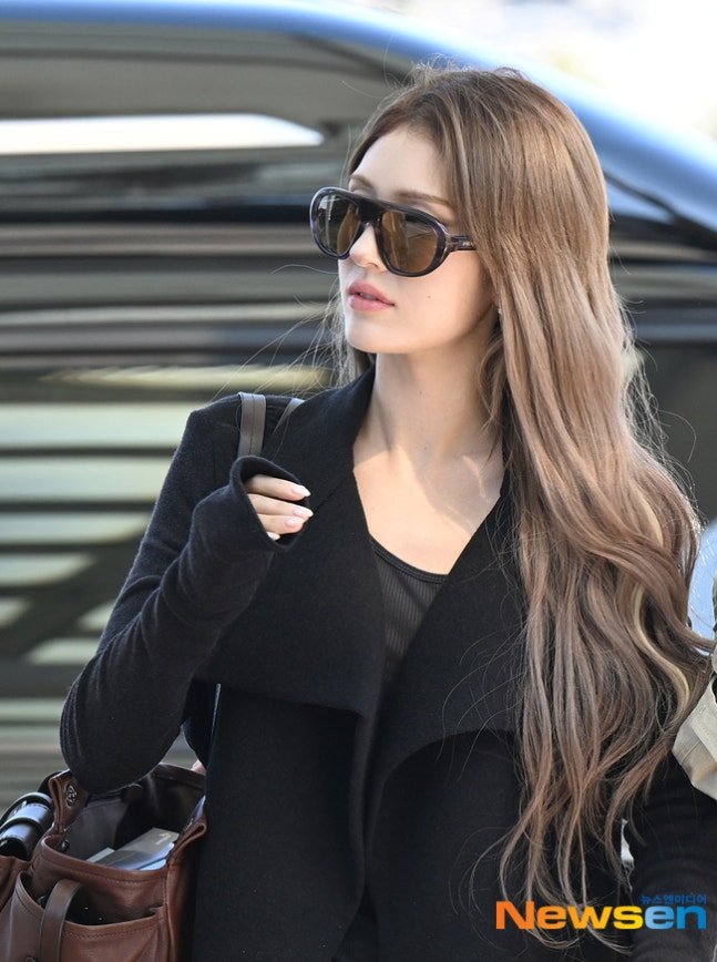 dearwinterkitty's tweet photo. Jeon Somi Airport Looks never failed 🖤 https://t.co/lwt3IcSIAL