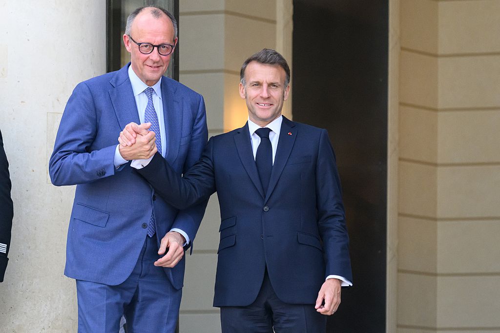 Euractiv_FR's tweet photo. Élargissement de l’UE : le plan de Merz et Macron pour lui donner un « nouvel élan »: Un document franco-allemand suggère que les pays des Balkans occidentaux et la Moldavie devraient être davantage associés aux activités quotidiennes de l'UE, à mesure… https://t.co/xZg4G5h94h https://t.co/EePnVqppr4