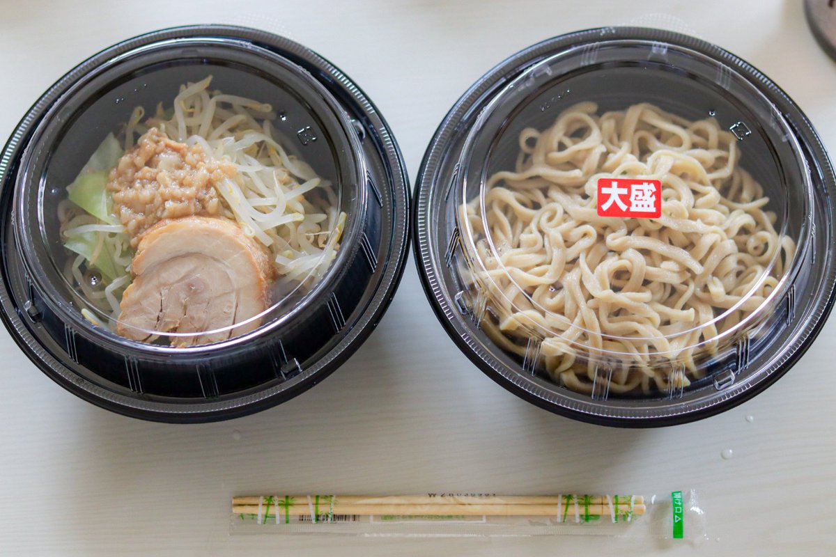 s_maya1130's tweet photo. 《ラーメン ヒカリ 小山店》さん
つけメン(大盛)
どうしても食べたくて…久々にヒカリさんでデリバリー注文📲
このゴワワシ食感の麺が大好き！
比較的ライトな豚骨醤油スープなので、後味がスッキリ😆✨
生卵も用意してすき焼き風にも🐣
ヒカリさんの汁なしも食べたい...。
とっても美味しかったです💛 https://t.co/CjoAXM0aYB