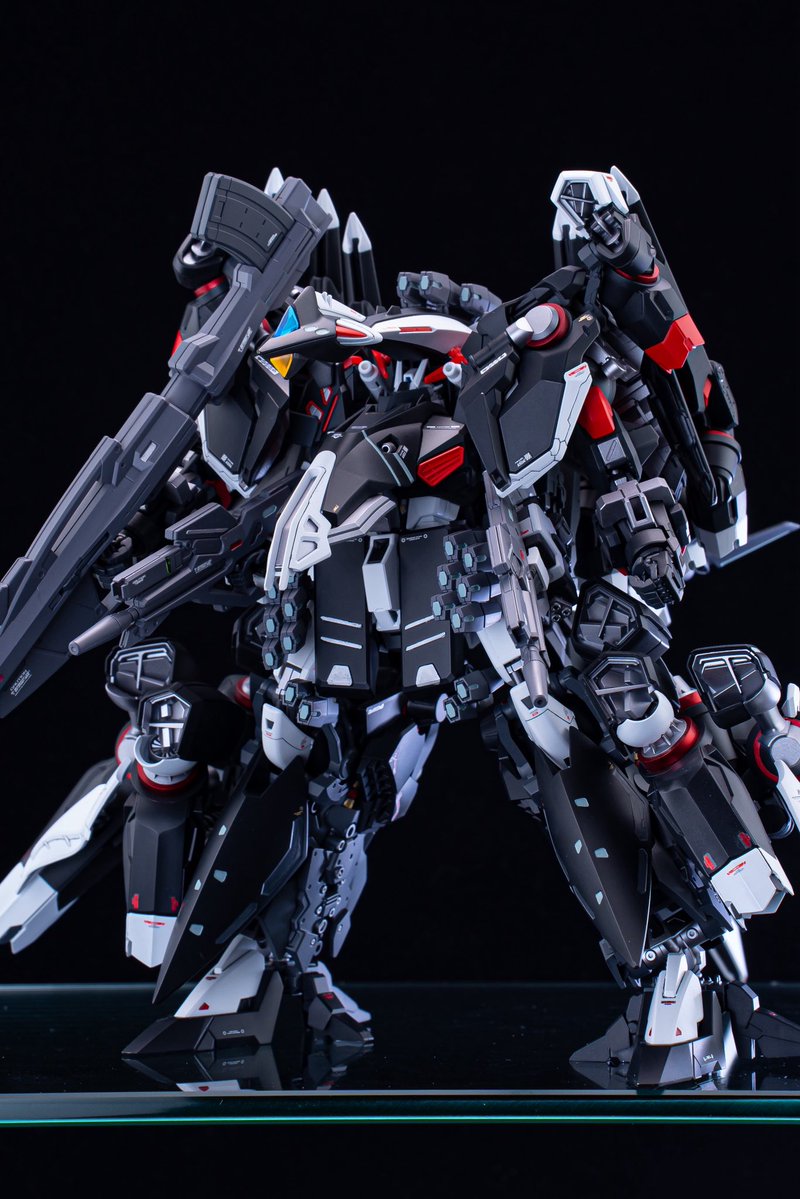 sketbb's tweet photo. アリュゼウス ファンネルエフェクトセット完成しました！
腕をMGアストレアに変更し、バズーカを持たせています！
白黒ベースに赤とメタリックレッド、デカールでゴールドをワンポイント入れています！ https://t.co/2TyUwgRshz