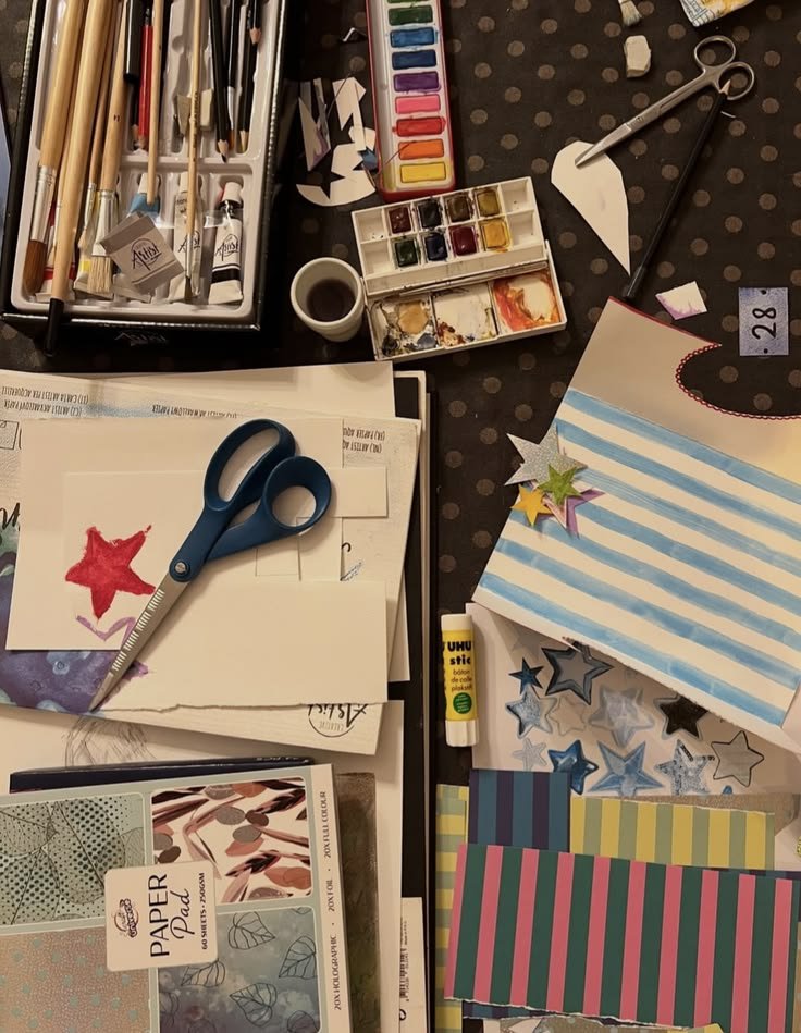 payrker's tweet photo. letting pinterest decide what i am  

🎶 as a hobby  
🥽 as a sport 
🧸 as a toy
👟 as a pair of shoes 

the next 5 victims of this trend are :
@PPNARACVlT @cloudsyydays @Estsuphaaww @mstyspark @lovingwillest https://t.co/JdUfTPgvXS