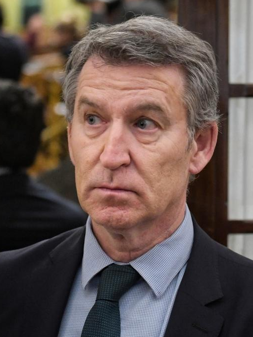josejavierespa's tweet photo. Primer partido del país. Grupo mayoritario en Congreso y Senado. Once gobiernos autonómicos (+ Ceuta y Melilla). 800.000 afiliados declarados. 3.193 ayuntamientos. Miles de sedes locales. Fuerte anclaje en numerosos medios de comunicación...
¿De verdad no sabéis hacer nada más? https://t.co/p1EmR9TuEt