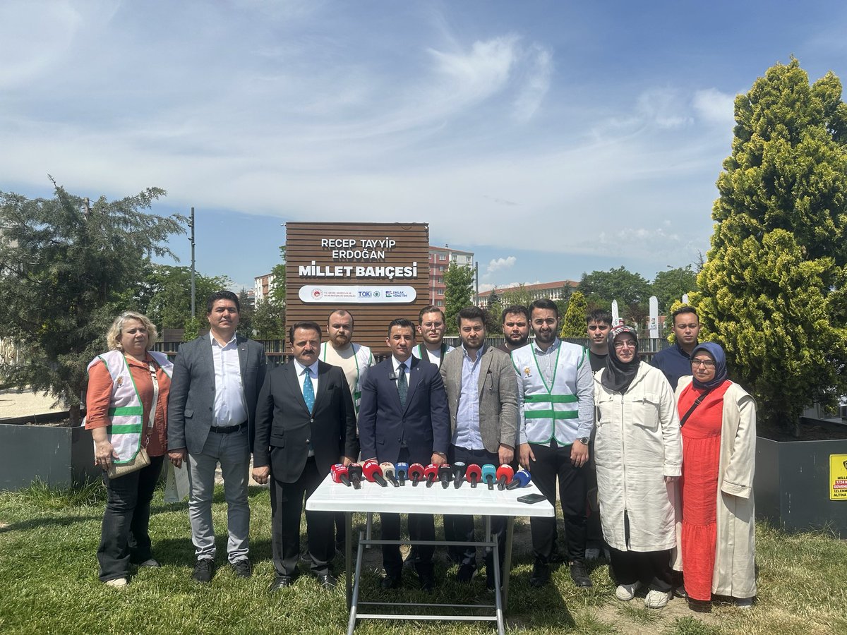AKEskisehir26's tweet photo. İl Çevre ve Şehircilik Politikaları Başkanımız Abdullah Törü, İl Gençlik Kollarımız Cihan Birsen, Tepebaşı Gençlik Kolları Başkanımız Berkant Acar ve birim başkanlarımız, 5 Haziran Dünya Çevre Günü dolayısıyla basına açıklamalarda bulundu.
 
Yapılan açıklamada, Genel Başkanımız ve Cumhurbaşkanımız Sayın Recep Tayyip Erdoğan liderliğinde, çevre bilincini artırma ve doğamıza sahip çıkma kararlılığımız bir kez daha vurgulandı.
 
📍 Recep Tayyip Erdoğan Millet Bahçesi | Eskişehir