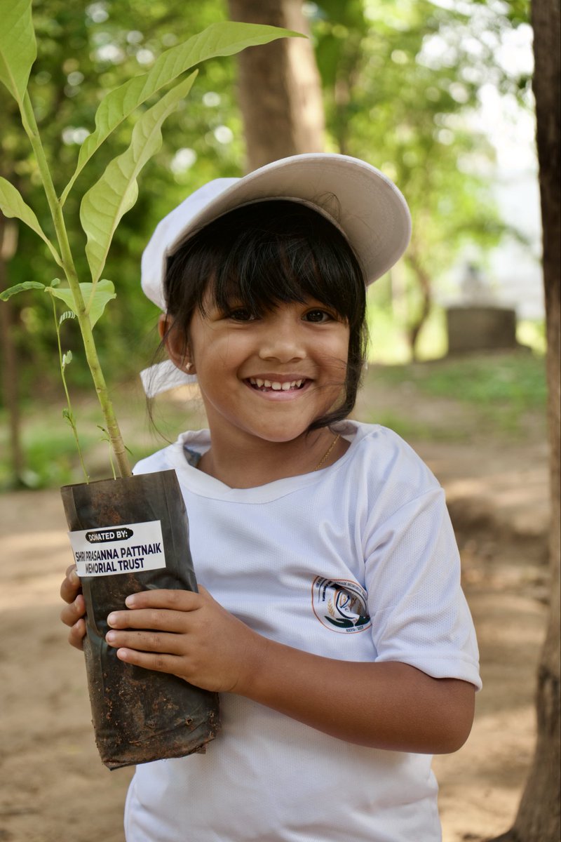 SPPMTOfficial's tweet photo. A mother’s blessings, a grandfather’s legacy, and a child’s future—rooted in hope. 🌱

This #WorldEnvironmentDay, three generations planted together in memory of Shri Prasanna Pattnaik.

#EkPedMaaKeNaam #PlantTodayBreatheTomorrow https://t.co/d2ViOLZgXm