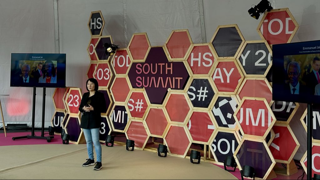 south_summit's tweet photo. Can AI help leaders make better decisions in complex environments? 🧠🤖

Valerie Won Lee, Global #1 New Release author and founder of WomenTech Network, explores how AI and collective intelligence can enhance judgment, accelerate research, and navigate uncertainty.

#AIConvergence #SouthSummit26