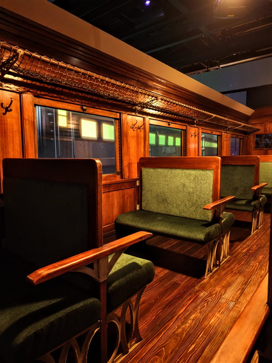 AMFFCRAFTWORK's tweet photo. メーテル、またひとつ、星が消えるよ
曲が頭のなかに流れてきました。軽便鉄道の車内が再現された空間が、銀河鉄道999への旅情へ誘います。
角川武蔵野ミュージアムで開催中のイマーシブ・シアター「銀河鉄道999 THE GALAXY EXPERIENCE 」では、劇場版999のストーリーを追体験できます。
映画を観たのは随分昔で、正直、内容を忘れかけていましたが、メーテルと鉄郎の旅を思い出しながら没入して楽しめました。ゴダイゴのテーマソングもやっぱり最高でした。