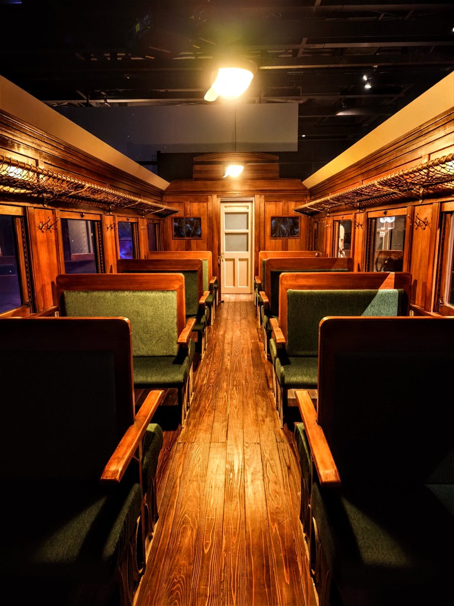 AMFFCRAFTWORK's tweet photo. メーテル、またひとつ、星が消えるよ
曲が頭のなかに流れてきました。軽便鉄道の車内が再現された空間が、銀河鉄道999への旅情へ誘います。
角川武蔵野ミュージアムで開催中のイマーシブ・シアター「銀河鉄道999 THE GALAXY EXPERIENCE 」では、劇場版999のストーリーを追体験できます。
映画を観たのは随分昔で、正直、内容を忘れかけていましたが、メーテルと鉄郎の旅を思い出しながら没入して楽しめました。ゴダイゴのテーマソングもやっぱり最高でした。