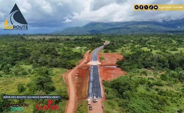 AgerouteGN's tweet photo. Dans le cadre de la construction de la  route Lola–Nzoo, les travaux de réalisation de la couche d’imprégnation sur la couche de base en grave 0/31,5 ont commencé et se poursuivent activement au PK 14+750, au niveau de la traversée du pont Cavally. https://t.co/lejWn8lJws