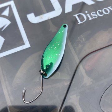 UT_fishing's tweet photo. いやカカポはまじ傑作なのよ。
水馴染み良いのにサイドに入れたブルーだかわかんないくらい薄い蛍光ブルーが絶妙にアピールするんです。
基本的に河川水クリアウォーターで強いんだけど、ステイン系の水質でも使えちゃう汎用性が神🦜 https://t.co/LqwYNcL8ou