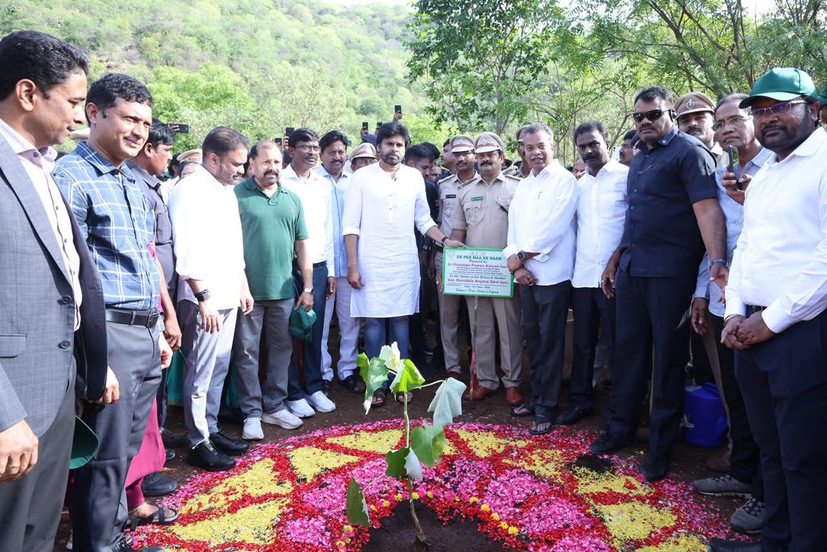 APDeputyCMO's tweet photo. ధరిత్రి రక్షణ ప్రతి ఒక్కరి బాధ్యత

•‘ఏక్ పేడ్ మా కే నామ్’ థీమ్ స్ఫూర్తితో ప్రతి ఒక్కరూ తమ తల్లి పేరిట మొక్క నాటాలి
•మనం నాటే ప్రతి మొక్క మహావృక్షం కావాలి 
•ప్రతి చెట్టు వాతావరణ మార్పులపై రక్షణ కవచంగా నిలవాలి  
•రాష్ట్రాన్ని పచ్చగా మార్చి... వాతావరణ మార్పుల నుంచి కాపాడుకుందాం
•ఎన్టీఆర్ జిల్లా మూలపాడు బటర్ ఫ్లై పార్క్ లో నిర్వహించిన ప్రపంచ పర్యావరణ దినోత్సవ కార్యక్రమాల్లో పాల్గొన్న ఉప ముఖ్యమంత్రి శ్రీ పవన్ కళ్యాణ్ గారు 
• ⁠తన తల్లి శ్రీమతి అంజనా దేవి గారి పేరిట తెల్లపొణికి మొక్క నాటిన శ్రీ @PawanKalyan గారు   
•2.5 కోట్ల సీడ్ బాల్స్ తయారీ కార్యక్రమానికి శ్రీకారం 
• వర్షా కాలంలో రాష్ట్రమంతా చల్లడానికి మాస్టర్ ప్లాన్  

‘భూమిని, పచ్చదనాన్ని కాపాడుకోవడం మన అందరి కనీస బాధ్యత. రాబోయే తరాలకు స్వచ్ఛమైన గాలి, నీరు అందించాలంటే ప్రతి ఒక్కరూ కనీసం ఒక మొక్కనైనా నాటి, దానిని సంరక్షించాలి.  మనం విసిరే ప్రతి విత్తన బంతి ఒక మహావృక్షం కావాలి. ప్రతి చెట్టు వాతావరణ మార్పులకు వ్యతిరేకంగా ఒక రక్షణ కవచంలా మారాలి. పర్యావరణాన్ని కాపాడుకోవడంలో రాష్ట్రంలోని ప్రతి పౌరుడు ఒక భాగస్వామి కావాలి. మనమందరం కలిసికట్టుగా శ్రమించి పచ్చని, ఆరోగ్యకరమైన, వాతావరణ మార్పులను తట్టుకోగల ఆంధ్రప్రదేశ్‌ను నిర్మిద్దామ’ని ఆంధ్రప్రదేశ్ ఉప ముఖ్యమంత్రి, అటవీ, పర్యావరణ శాఖ మంత్రి శ్రీ పవన్ కళ్యాణ్ గారు పిలుపునిచ్చారు. శుక్రవారం ఉదయం ఎన్టీఆర్ జిల్లా, కొండపల్లి సమీపంలోని మూలపాడు బటర్ ఫ్లై పార్క్ లో నిర్వహించిన ప్రపంచ పర్యావరణ దినోత్సవ కార్యక్రమంలో పాల్గొన్నారు. ఈ సందర్భంగా 2.5 కోట్ల సీడ్ బాల్స్ తయారు చేసే కార్యక్రమానికి శ్రీకారం చుట్టారు. స్వయం సహాయక బృందాలు, విద్యార్థులు, మూలపాడు గ్రామస్తులతో కలసి శ్రీ పవన్ కళ్యాణ్ గారు సీడ్ బాల్స్ తయారు చేశారు. సీడ్ బాల్స్ తయారీ కార్యక్రమాన్ని ప్రజా ఉద్యమంలా ముందుకు తీసుకెళ్లేందుకు ప్రజాప్రతినిధులు, పొదుపు సంఘాల మహిళలు, ప్రభుత్వ ఉద్యోగులు, సిబ్బంది, పాఠశాల, కళాశాల విద్యార్థులు, యువత, స్వచ్ఛంద సంస్థలు, పర్యావరణ వలంటీర్లతోపాటు రాష్ట్ర ప్రజలు ఇందులో భాగస్వామ్యం కావాలని పిలుపునిచ్చారు. 
ఈ సందర్భంగా శ్రీ పవన్ కళ్యాణ్ గారు మాట్లాడుతూ “పర్యావరణాన్ని కాపాడుకునే హరిత సంకల్పానికి మద్దతుగా ఆంధ్రప్రదేశ్ ప్రభుత్వం తరఫున రెండు సరికొత్త, అద్భుతమైన కార్యక్రమాలకు శ్రీకారం చుట్టాం. రాష్ట్రాన్ని పచ్చదనంతో నింపేందుకు ప్రభుత్వం ఈ కీలక నిర్ణయం తీసుకుంది. 

తల్లి జీవం పోస్తే.. చెట్టు ఆ జీవాన్ని కాపాడుతుంది
మొదటి కార్యక్రమంగా గౌరవ ప్రధాన మంత్రి శ్రీ @narendramodi గారి “ఏక్ పేడ్ మా కే నామ్” థీమ్ స్ఫూర్తితో ప్రతి ఒక్కరూ తమ మాతృమూర్తి పేరిట ఒక మొక్క నాటాలి.  మా తల్లి గారైన శ్రీమతి అంజనా దేవి గారి పేరిట మూలపాడు బటర్ ఫ్లై పార్క్ లో తెల్ల పొణికి మొక్కని నాటడం జరిగింది. తల్లి జీవం పోస్తే.. అదే జీవాన్ని చెట్టు కాపాడుతుందనే సందేశం ఇచ్చే ఈ కార్యక్రమం ద్వారా కొండపల్లి బొమ్మల కళాకారుల జీవనోపాధికి ఉపయోగపడే 1,000 తెల్లపొణికి చెట్లను ఒకే చోట నాటడం ఆనందం కలిగించింది. రెండవ కార్యక్రమంగా ఆంధ్రప్రదేశ్ ప్రభుత్వం తీసుకున్న మరో అద్భుత సంకల్పం పెద్ద ఎత్తున సీడ్ బాల్స్ తయారీ కార్యక్రమం. ఈ పర్యావరణ దినోత్సవాన, పర్యావరణ పరిరక్షణ కోసం 2.5 కోట్ల సీడ్ బాల్స్ ను తయారీకి శ్రీకారం చుట్టాం. ఈ రోజు నుంచి జూన్ 15 వరకు పది రోజులపాటు అన్ని జిల్లాల్లో సీడ్ బాల్స్ తయారీ ప్రక్రియను ప్రజల సహకారంతో ప్రజా ఉద్యమంలా ముందుకు తీసుకువెళ్తాం. ఎర్ర బంకమట్టికి, కంపోస్ట్  జోడించి పూర్తి ఆర్గానిక్ పద్దతిలో తయారు చేసే ఈ సీడ్ బాల్స్ ని వర్షాకాలంలో రాష్ట్రవ్యాప్తంగా చల్లించేందుకు ఏర్పాట్లు చేశాం. 

* ఎల్ పర్యావరణ పరిరక్షణతో సమతుల్య జీవ వైవిధ్యం
సీడ్ బాల్స్ తయారు చేయడం, చల్లించడం పర్యావరణ పరిరక్షించడంలో ఎంతో కీలక పాత్ర పోషిస్తుంది. ప్రతి సీడ్ బాల్ ఒక  చెట్టుని సృష్టించే శక్తి కలిగి ఉంటుంది. ప్రతి చెట్టు వాతావరణ మార్పుల ప్రభావం నుంచి భూమిని రక్షిస్తుంది. గాలి నాణ్యత పెంచి కాలుష్యాన్ని తగ్గిస్తాయి. భూగర్భ జలాలు పెరగడానికి, నీటిని నిల్వ చేయడానికి ఇవి దోహదపడతాయి. పక్షులు, జంతువులకు ఆశ్రయం కల్పిస్తూ సమతుల్య జీవవైవిధ్యాన్ని పెంపొందిస్తాయి. ఈ సీడ్ బాల్స్ ని అడవులు, కొండ ప్రాంతాల్లో మొక్కలు తక్కువగా ఉన్న ప్రదేశాలు, నదీ తీరాలు, చెరువు గట్లు, ఖాళీ ప్రదేశాల్లో వెదజల్లే ఏర్పాటు చేస్తున్నాం. కొండలు, మనుషులు వెళ్లలేని ప్రాంతాల్లో సీడ్ బాల్స్ చల్లేందుకు అధునాతన డ్రోన్స్ సాయం తీసుకుంటున్నాం. రాష్ట్రాన్ని హరిత వనంగా మార్చడమే కూటమి ప్రభుత్వ లక్ష్యం. ఈ అద్భుత కార్యక్రమంలో ప్రతి ఒక్కరు బాధ్యతగా పాల్గొని విజయవంతం చేయాలి.  (1/2)