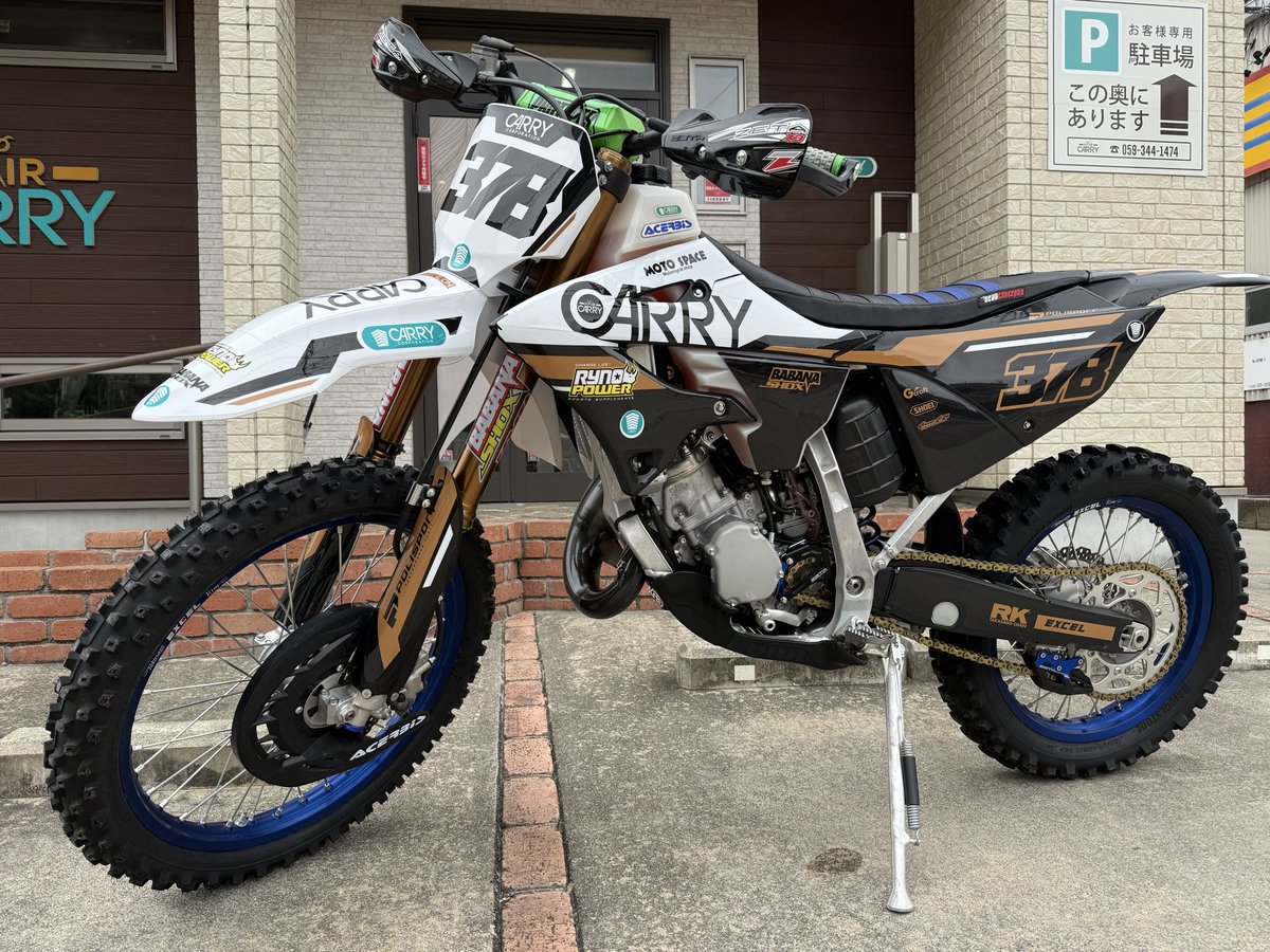 44hataboh's tweet photo. 今週末開催されるJMX SUGOにCARRYブースを出展します！

ウエア、マシン展示、アパレル販売などを行います！

大人気のビールTシャツに加えて、今回よりCARRYアパレルも販売を開始します！

Tシャツ1000円、パーカー2000円（笑）

絶対売り切れます（笑）

よろしくお願いしまーす！

#美人店員さん有 https://t.co/gcxT7e2BN3