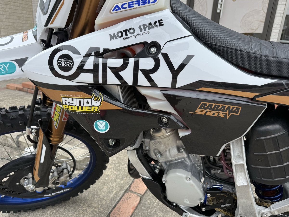 44hataboh's tweet photo. 今週末開催されるJMX SUGOにCARRYブースを出展します！

ウエア、マシン展示、アパレル販売などを行います！

大人気のビールTシャツに加えて、今回よりCARRYアパレルも販売を開始します！

Tシャツ1000円、パーカー2000円（笑）

絶対売り切れます（笑）

よろしくお願いしまーす！

#美人店員さん有 https://t.co/gcxT7e2BN3