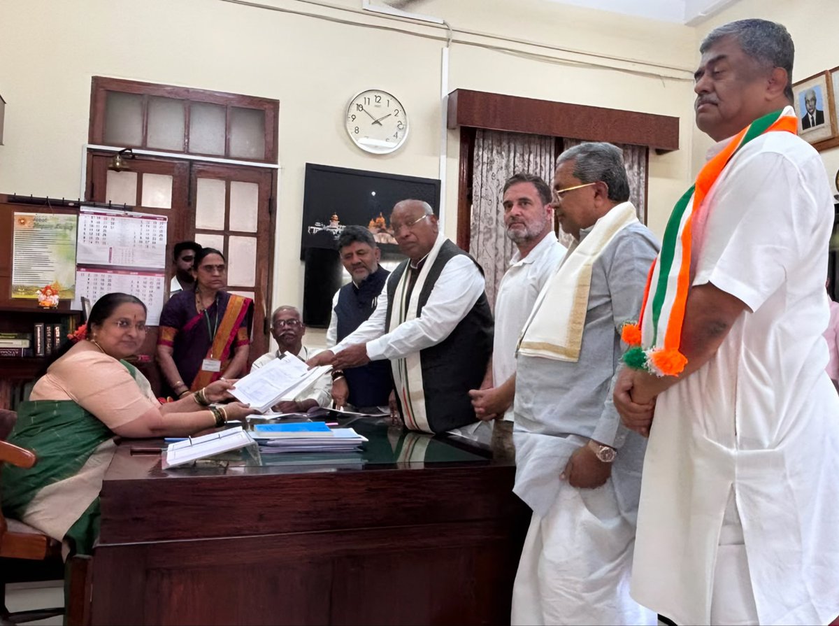 DKShivakumar's tweet photo. ಲೋಕಸಭಾ ವಿರೋಧ ಪಕ್ಷದ ನಾಯಕರಾದ ಶ್ರೀ ರಾಹುಲ್ ಗಾಂಧಿ ಅವರ ಉಪಸ್ಥಿತಿಯಲ್ಲಿ, ಎಐಸಿಸಿ ಅಧ್ಯಕ್ಷರಾದ ಶ್ರೀ ಮಲ್ಲಿಕಾರ್ಜುನ ಖರ್ಗೆ ಅವರು ಇಂದು ವಿಧಾನಸೌಧದಲ್ಲಿ ಕರ್ನಾಟಕದಿಂದ ರಾಜ್ಯಸಭಾ ಚುನಾವಣೆಗೆ ನಾಮಪತ್ರ ಸಲ್ಲಿಸಿದರು. ಈ ವೇಳೆ ಅವರ ಜೊತೆಯಾಗಿದ್ದು, ಶುಭ ಹಾರೈಸಲಾಯಿತು.

ಈ ಸಂದರ್ಭದಲ್ಲಿ ಮಾಜಿ ಮುಖ್ಯಮಂತ್ರಿಗಳಾದ ಶ್ರೀ ಸಿದ್ದರಾಮಯ್ಯ, ಕೆಪಿಸಿಸಿ ಅಧ್ಯಕ್ಷರಾದ ಶ್ರೀ ಬಿ. ಕೆ. ಹರಿಪ್ರಸಾದ್‌ ಹಾಗೂ ಪಕ್ಷದ ಇತರ ಹಿರಿಯ ನಾಯಕರು ಉಪಸ್ಥಿತರಿದ್ದರು.

Accompanied AICC President Shri Mallikarjun @kharge as he filed his nomination for the Rajya Sabha from Karnataka today, along with Leader of the Opposition in the Lok Sabha Shri @RahulGandhi , former Chief Minister and CWC Member Shri @siddaramaiah, and KPCC President Shri @HariprasadBK2 

My best wishes to him as he continues his distinguished journey in public service.