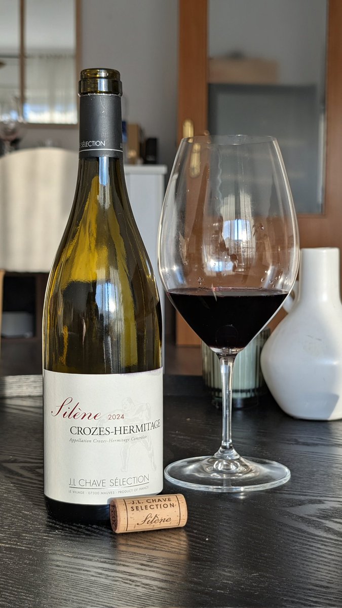 seddevinos's tweet photo. Descorchamos Silene 2024 de Jean-Louis Chave Selection. Una interpretación fantástica de la D.O. Crozes-Hermitage que demuestra por qué esta familia es la reina absoluta del Ródano.

🤤 Es 100% Syrah y pura seducción en copa: fruta negra crujiente, flores y un toque de pimienta. https://t.co/Qx1mPaDUrH