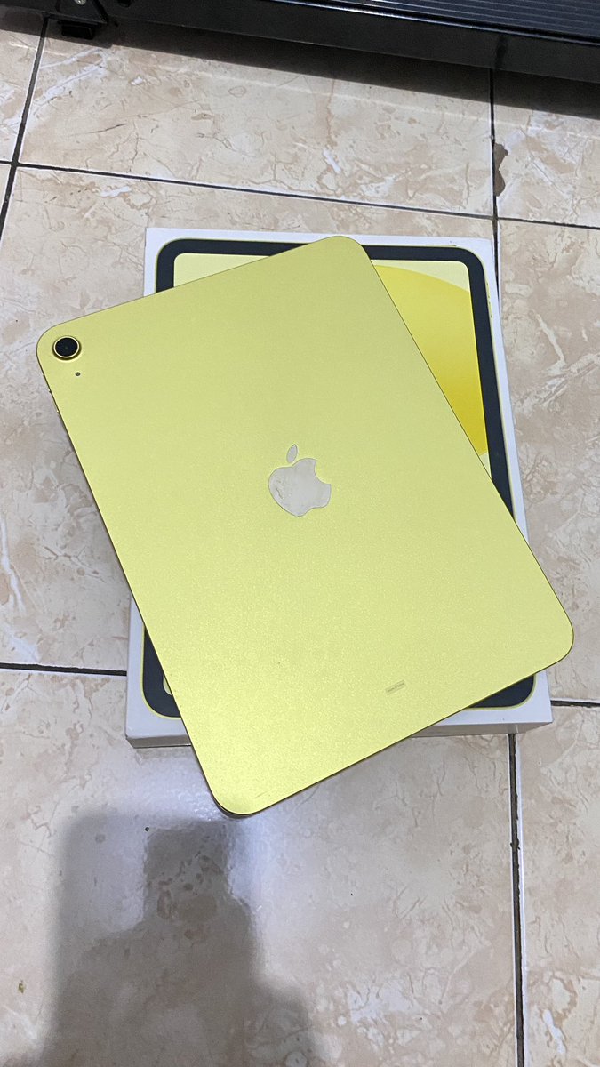overwhelmingfe's tweet photo. wts iPad gen 11 guys https://t.co/nMBgYfXx1j
