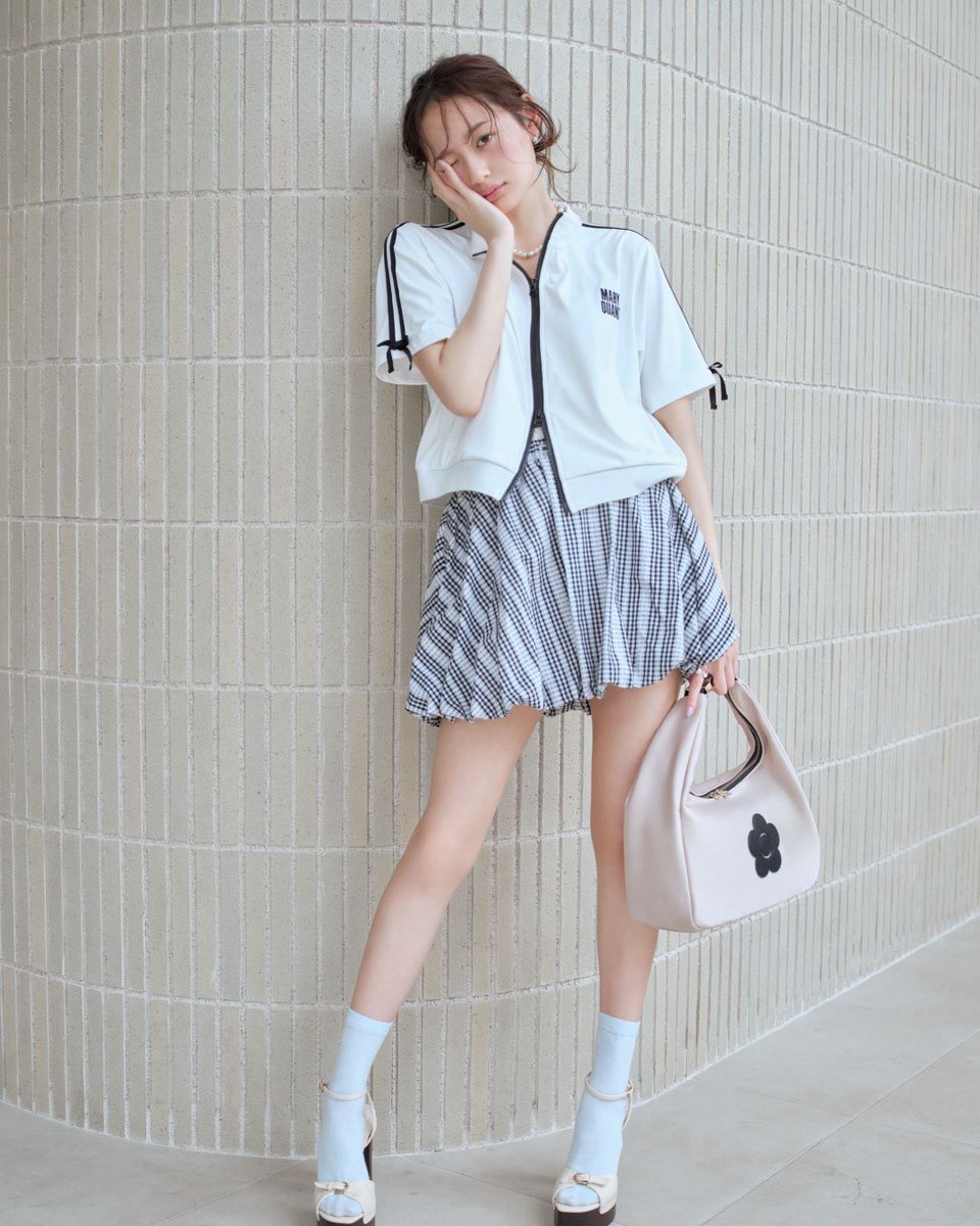 maryquantjp's tweet photo. 2026 SUMMER COLLECTION 
feat. Shiori Kato
https://t.co/HXz3Wjw8bl

サイドラインがアクセントのスポーティーなジャケットに、バルーンスカートを合わせた甘辛MIXスタイル。

詳しくは上記URLより
オンラインショップをCHECK！

#MARYQUANT
#マリークワント
#ジャケット #バルーンスカート #バッグ https://t.co/O10vX1xiY2