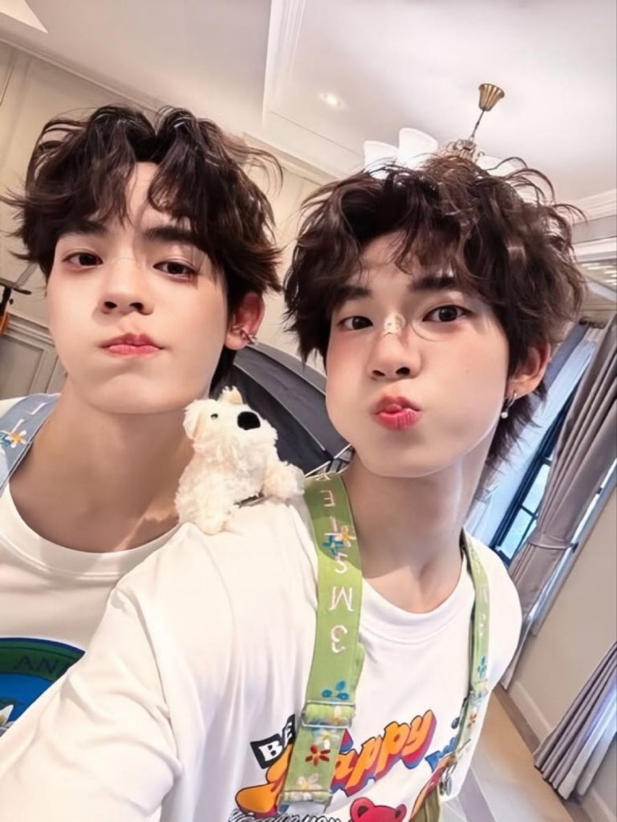 lottaataa's tweet photo. me and curly haired teeteee with a pout are like this 🤞🏼 https://t.co/oZyBoIyFWT