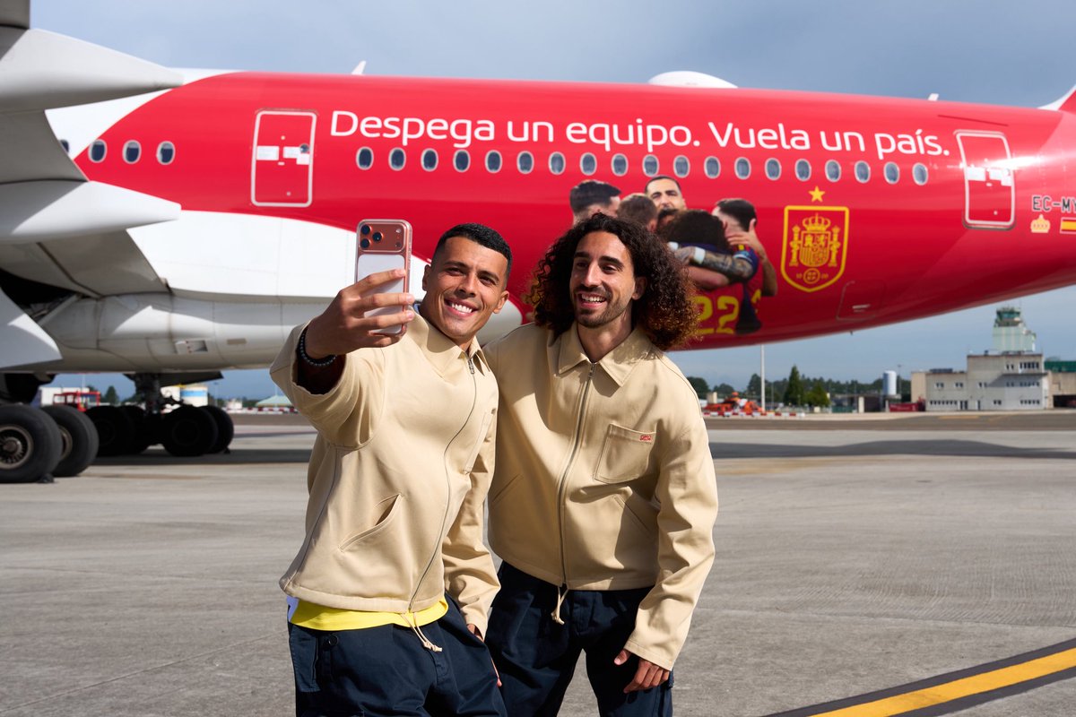 SEFutbol's tweet photo. 🤩 Los chicos farmeando aura en el aeropuerto con @LoeweOfficial.

#VamosEspaña | #CopaMundialFIFA https://t.co/a5xbsuePXm