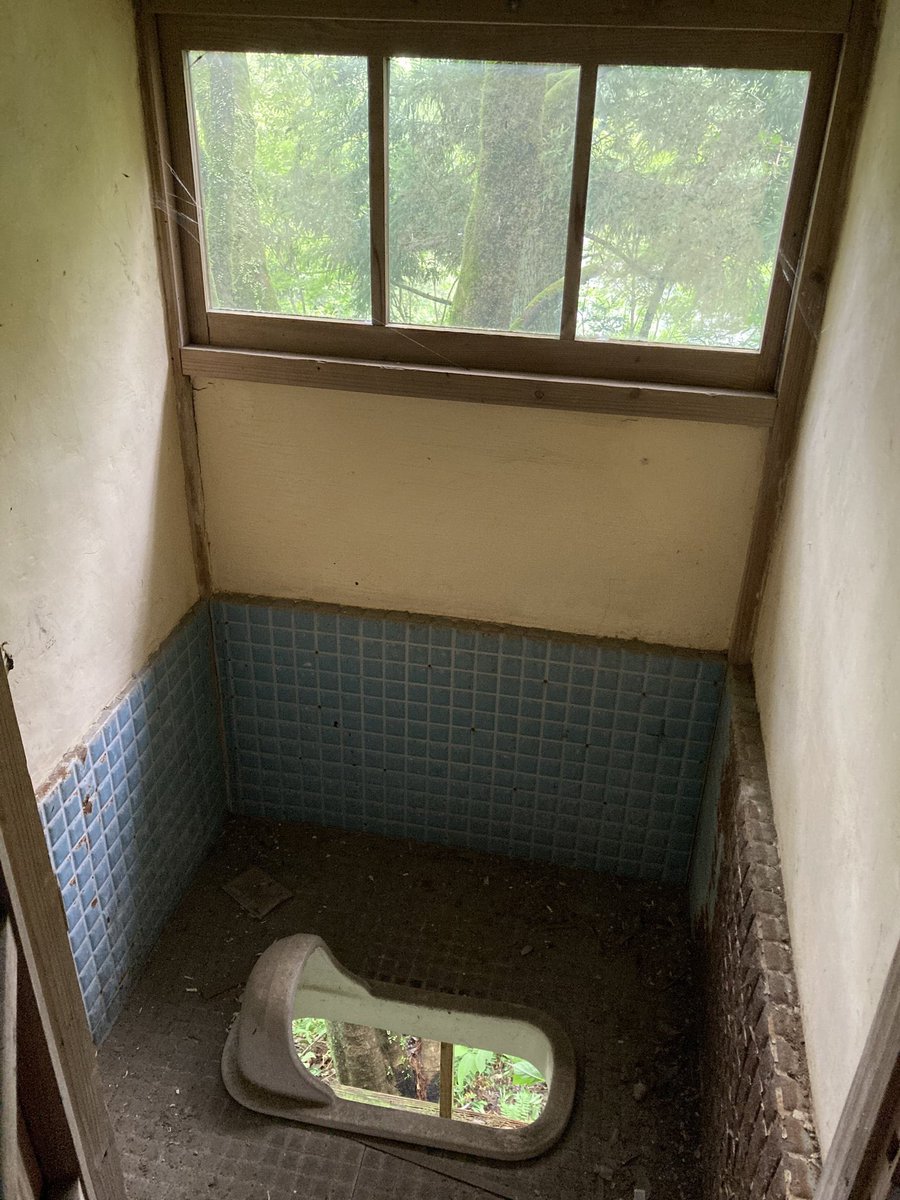 ImmanuelAwene's tweet photo. ここで公開💩したい🥺🥺
下から覗いてくれる人いますか🥺 https://t.co/FG2xUW6Z8V