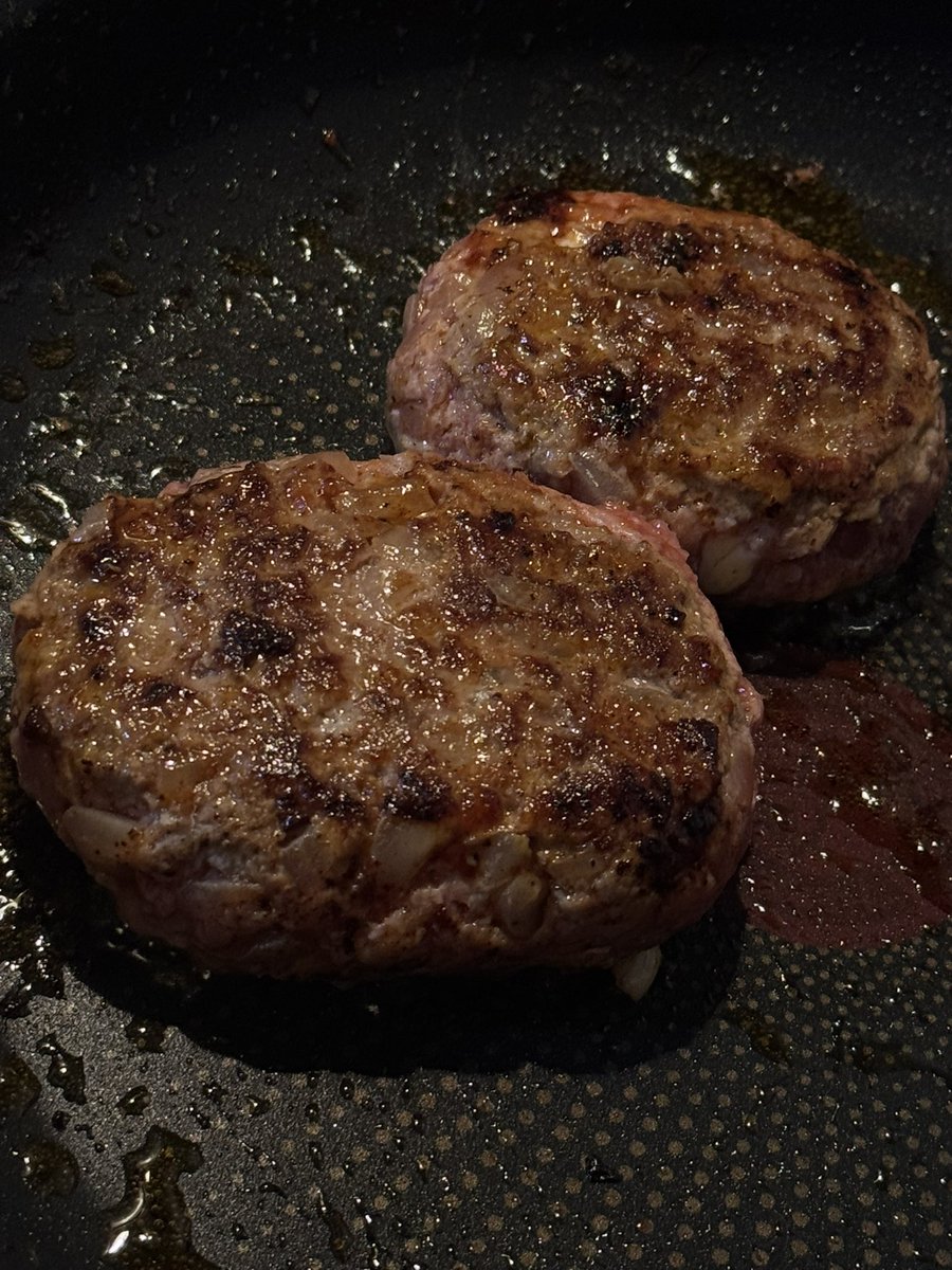 rain0546's tweet photo. 今度のリクエスト聞いたらハンバーグと言われたので練習したぜ。
美味くできたのだ、ソースはケチャップとオイスターソース🐦‍⬛🍅 https://t.co/xFVGwdDm2R
