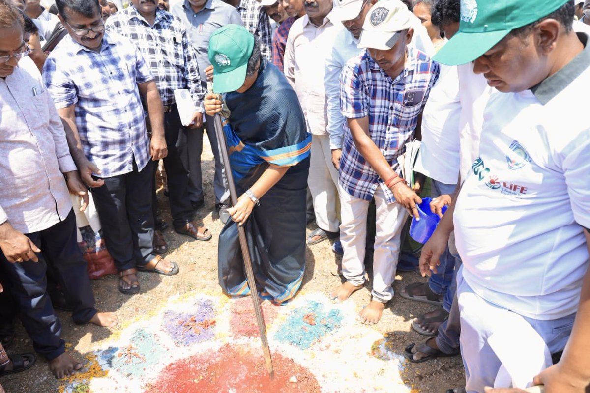 collector_akp's tweet photo. చీడికాడ KGBVలో అనంత అరణ్య మొక్కలు నాటే కార్యక్రమంలో జిల్లా కలెక్టర్ విజయ క్రిష్ణన్ పాల్గొన్నారు. పర్యావరణ పరిరక్షణ ప్రతి ఒక్కరి బాధ్యత అని, నాటిన ప్రతి మొక్కను సంరక్షించాలని పిలుపునిచ్చారు.
#WorldEnvironmentDay #AnantaAranyam #Anakapalli #VijayaKrishnan #GreenAndhra https://t.co/iJl7JbwqKB